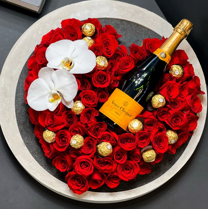 Red Roses Arrangement In Custom Round Tray With Champaign 750Ml